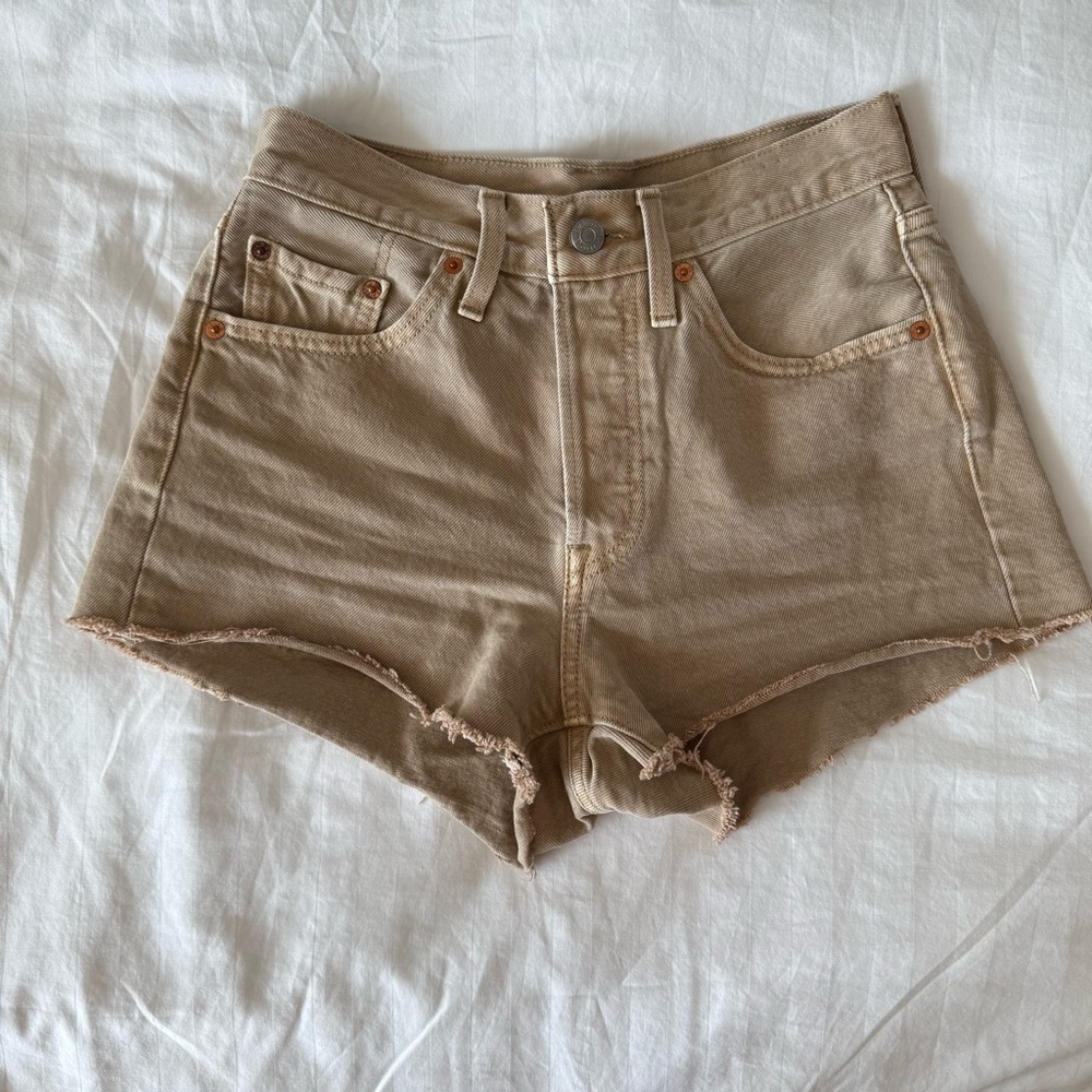 LEVI’S High Waist Tan Shorts